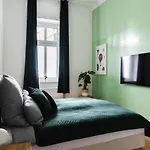 165M2 Downtown Family Suite 5Br, 3Bath, Kids Room, 11Min Alexanderplatz